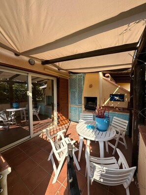 Outdoor dining - Cozy townhouse 50 m from the sea with outdoor barbecue;pets allowed (Palau)