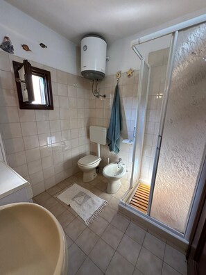 Shower, hair dryer, bidet, towels - Cozy townhouse 50 m from the sea with outdoor barbecue;pets allowed (Palau)