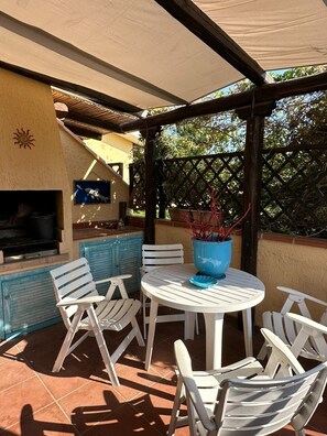 Outdoor dining - Cozy townhouse 50 m from the sea with outdoor barbecue;pets allowed (Palau)