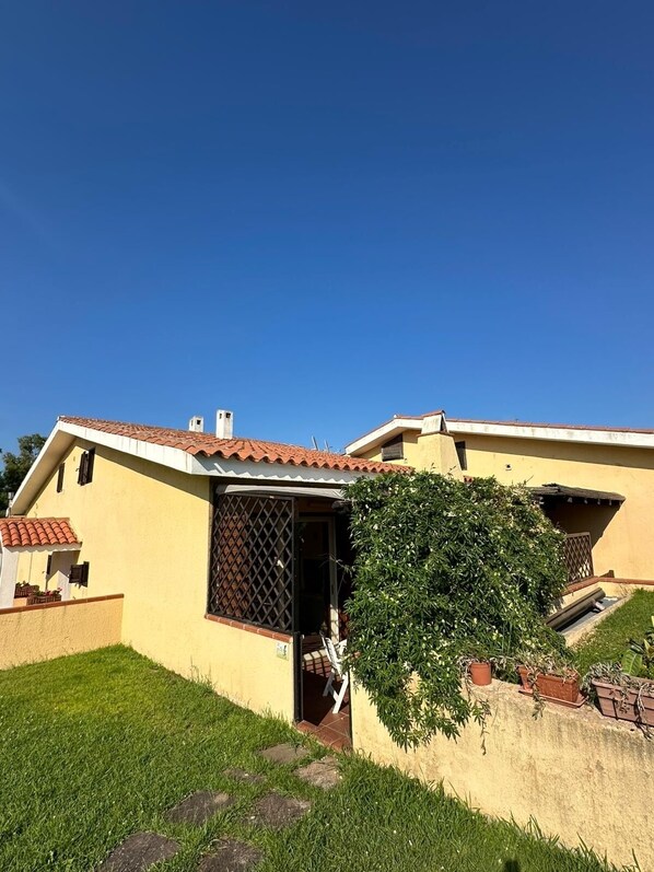 Exterior - Cozy townhouse 50 m from the sea with outdoor barbecue;pets allowed (Palau)