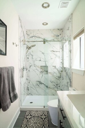 Dusche, Haartrockner, Shampoo