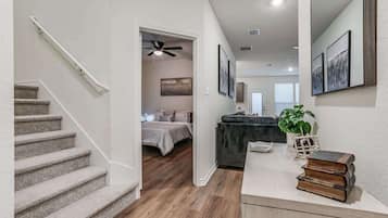 4 habitaciones, tabla de planchar con plancha, cuna de viaje y wifi