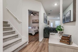 4 habitaciones, tabla de planchar con plancha, cuna de viaje y wifi 