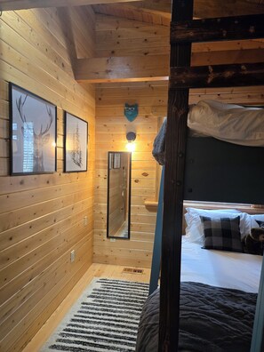 4 bedrooms, iron/ironing board, travel cot, free WiFi - New Listing - The Wild Yeti - Rustic Island Park Cabin:  Hot Tub, Sauna (Island Park)
