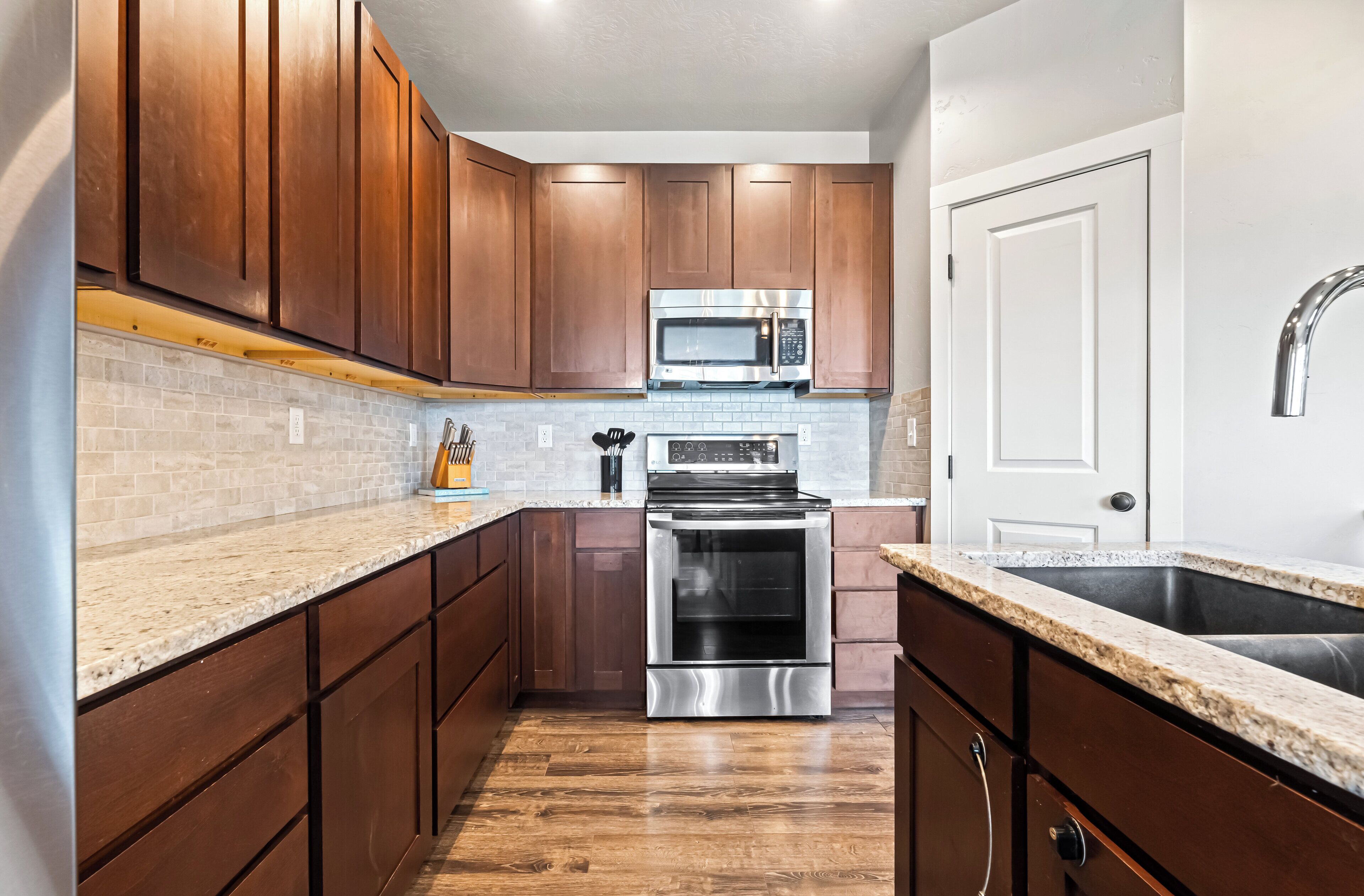 Een koelkast, een magnetron, een oven, een vaatwasser