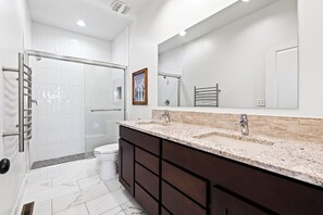 Dusche, Handtücher, Seife, Toilettenpapier