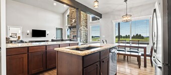 Little Pine Lodge - Hot tub, Views, Pool table & Family fun!