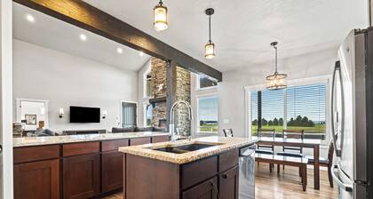 Little Pine Lodge - Hot tub, Views, Pool table & Family fun!