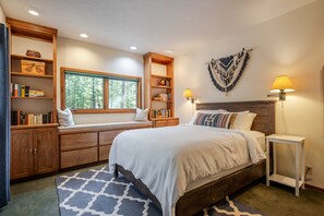 5 bedrooms, desk, iron/ironing board, WiFi