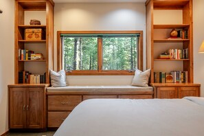 5 bedrooms, desk, iron/ironing board, WiFi