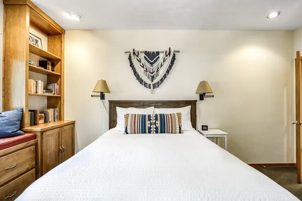 5 bedrooms, desk, iron/ironing board, WiFi