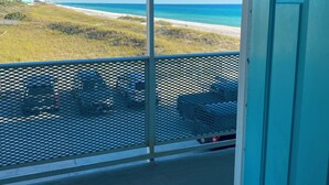 Un balcón con vista a la playa y al océano.