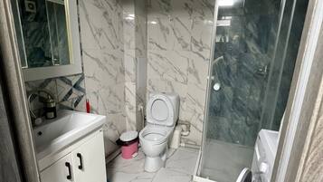 Dusj, hårføner, håndklær og såpe