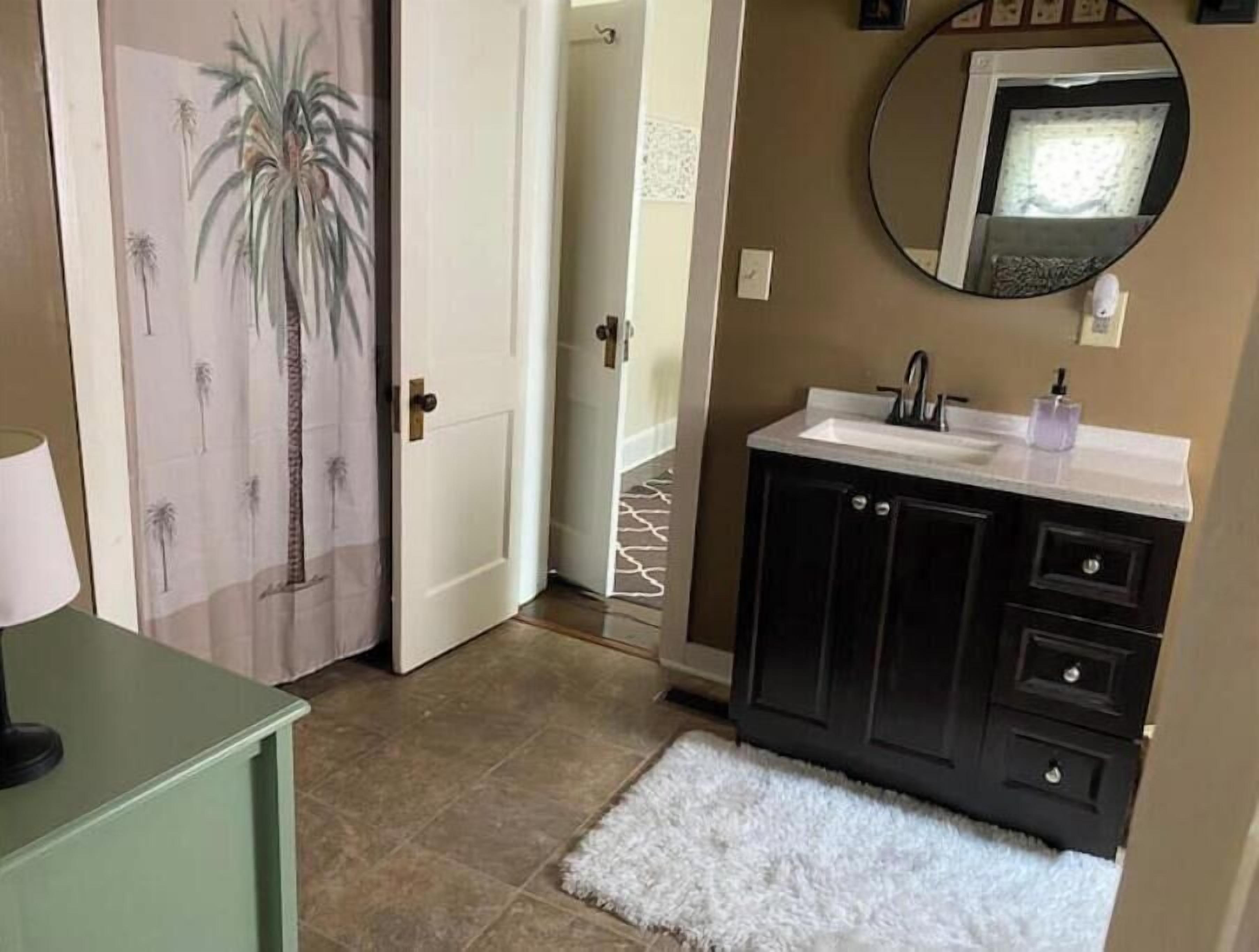 Dusj, hårføner, håndklær og såpe