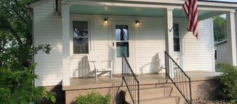 The Woodland Cottage charming 2 bedoom one bath with deck on back, covered front