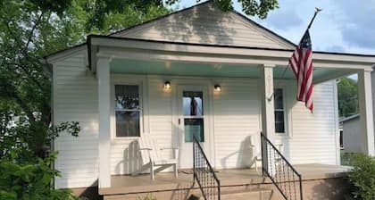The Woodland Cottage charming 2 bedoom one bath with deck on back, covered front