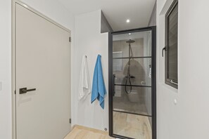 Douche, sèche-cheveux, serviettes fournies, savon