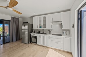 Mikrowelle, Ofen, Herdplatte, Wasserkocher mit Kaffee-/Teezubehör