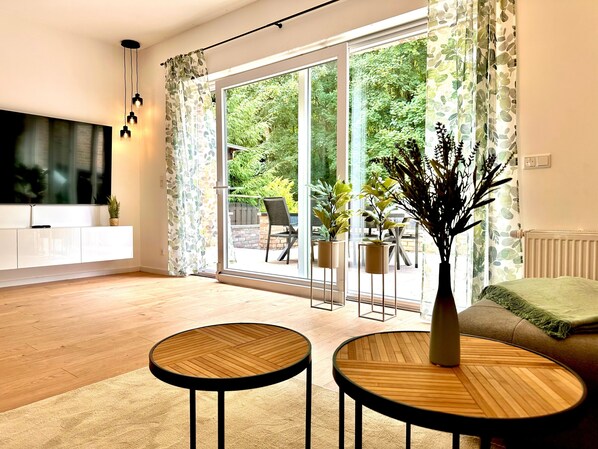 Una Smart TV, una chimenea