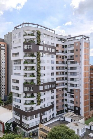 Exterior - Eco-Friendly Loft in Medellín - Prime Location, Gym & Rooftop View (Medellín)