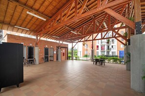 Outdoor dining - Furnished apartment in Cali South - Ciudad Meléndez, with swimming pool, WiFi 2 Bedrooms (Cali)