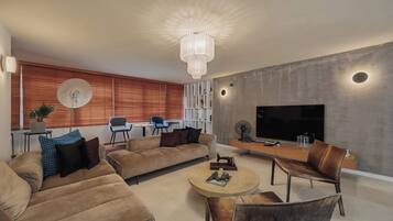 Una televisión, una oficina