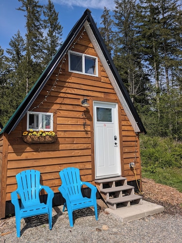 Cabin on Homestead w/Hot Tub & animals