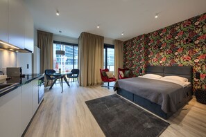 Espacio para trabajar con laptop y cortinas blackout 