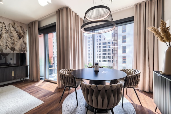 Apartamento de lujo, balcón, vistas a la ciudad | Espacio para trabajar con un portátil y cortinas opacas