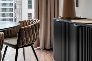 Apartamento de lujo, balcón, vistas a la ciudad | Espacio para trabajar con un portátil y cortinas opacas