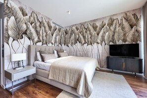 Espacio para trabajar con laptop y cortinas blackout