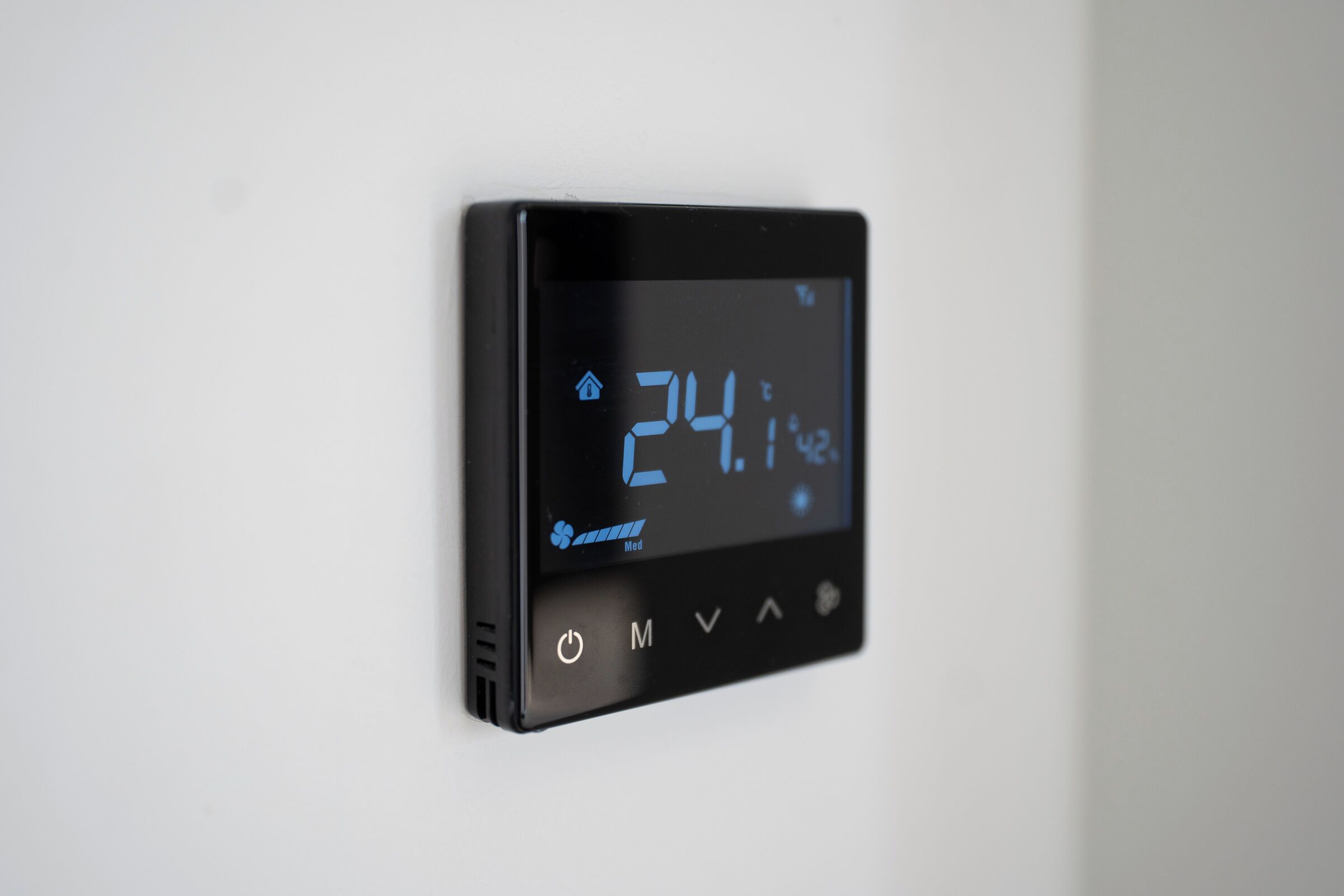 Ein digitales Thermostat zeigt eine Temperatur von 24,1 Grad Celsius an.