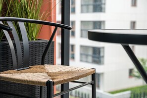 Apartamento de lujo, balcón, vistas a la ciudad | Espacio para trabajar con un portátil y cortinas opacas