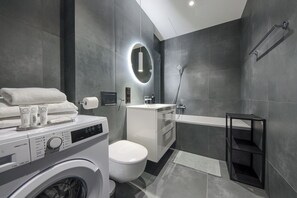 Apartamento de lujo, balcón, vistas a la ciudad | Baño | Artículos de higiene personal gratuitos, secador de pelo y zapatillas