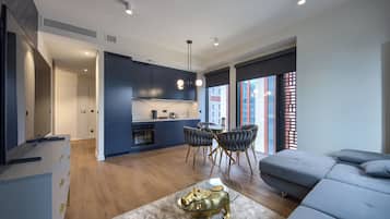 Departamento Deluxe, vista a la ciudad | Espacio para trabajar con laptop, cortinas blackout y insonorización