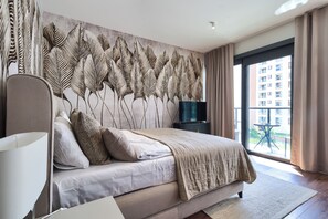 Apartamento de lujo, balcón, vistas a la ciudad | Espacio para trabajar con un portátil y cortinas opacas