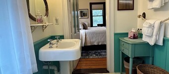Eastham Carriage House Retreat - The Captain's Room