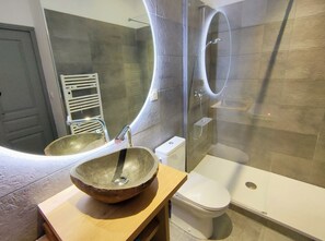 Jetted tub, hair dryer, towels, soap