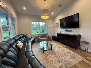 Smart TV - 2-bedrooms 2-baths with PICKLE BALL, TENNIS, BATTING CAGE, BASKETBALL, & POOL. (Melbourne)