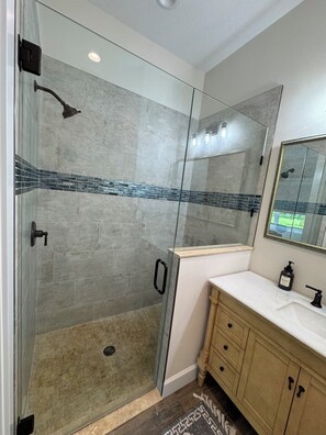 Dutxa, assecador de cabells, tovalloles i sabó 