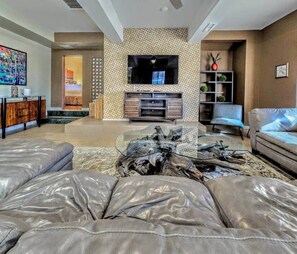 Smart TV - Vegas Speakeasy   • HotTub • Pool • Games • Stadium (Las Vegas)