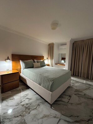 3 habitaciones, tabla de planchar con plancha, wifi y ropa de cama
