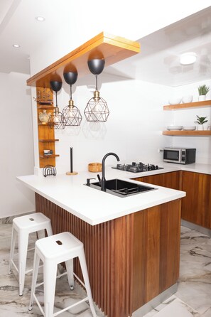 Refrigerador, microondas, parrilla de estufa y cafetera y tetera 