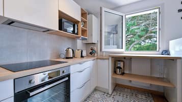 Réfrigérateur, micro-ondes, four, plaque de cuisson