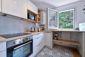 Fridge, microwave, oven, stovetop