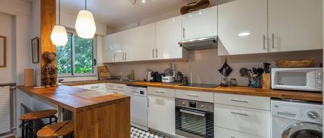 Kühlschrank, Mikrowelle, Ofen, Herdplatte