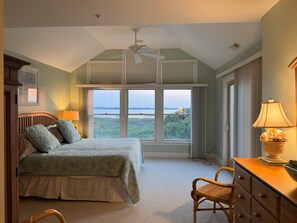 5 bedrooms, desk, free WiFi - Bayfront Beauty in Fenwick Island-5BR/4BA Sunset Views/Pier/Pool/Walk to Beach (Fenwick Island)