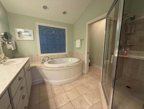 Dusche, Whirlpool, Haartrockner, Handtücher