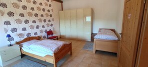 3 bedrooms, iron/ironing board, free WiFi, bed sheets