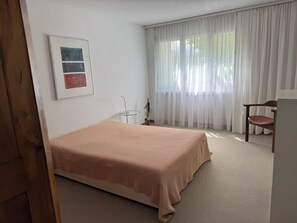 2 habitaciones, tabla de planchar con plancha, wifi y ropa de cama 